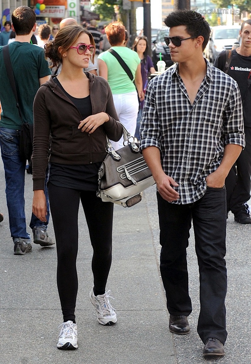 [gallery_enlarged-taylor-lautner-fans-nikki-reed-vancouver-08052009-08[1].jpg]